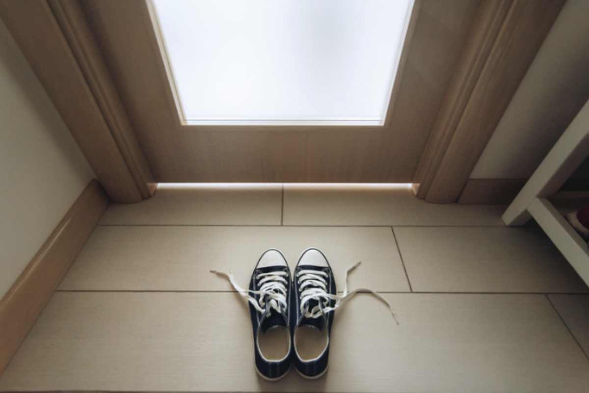 Un gesto apparentemente semplice ma che può generare incertezza o imbarazzo tra gli ospiti, specie se non sono abituati a questa pratica.